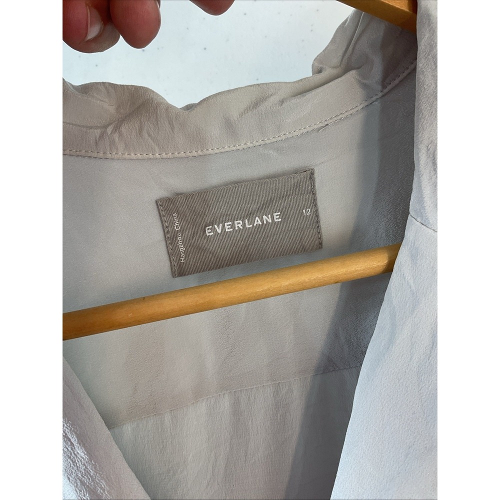 Everlane Button Up Collared Shirt in Light Gray 100% Silk Women Size 12 Office - Picture 3 of 7